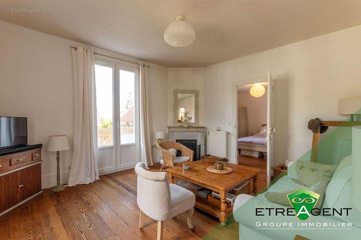 Appartement à CHANTELOUP-LES-VIGNES