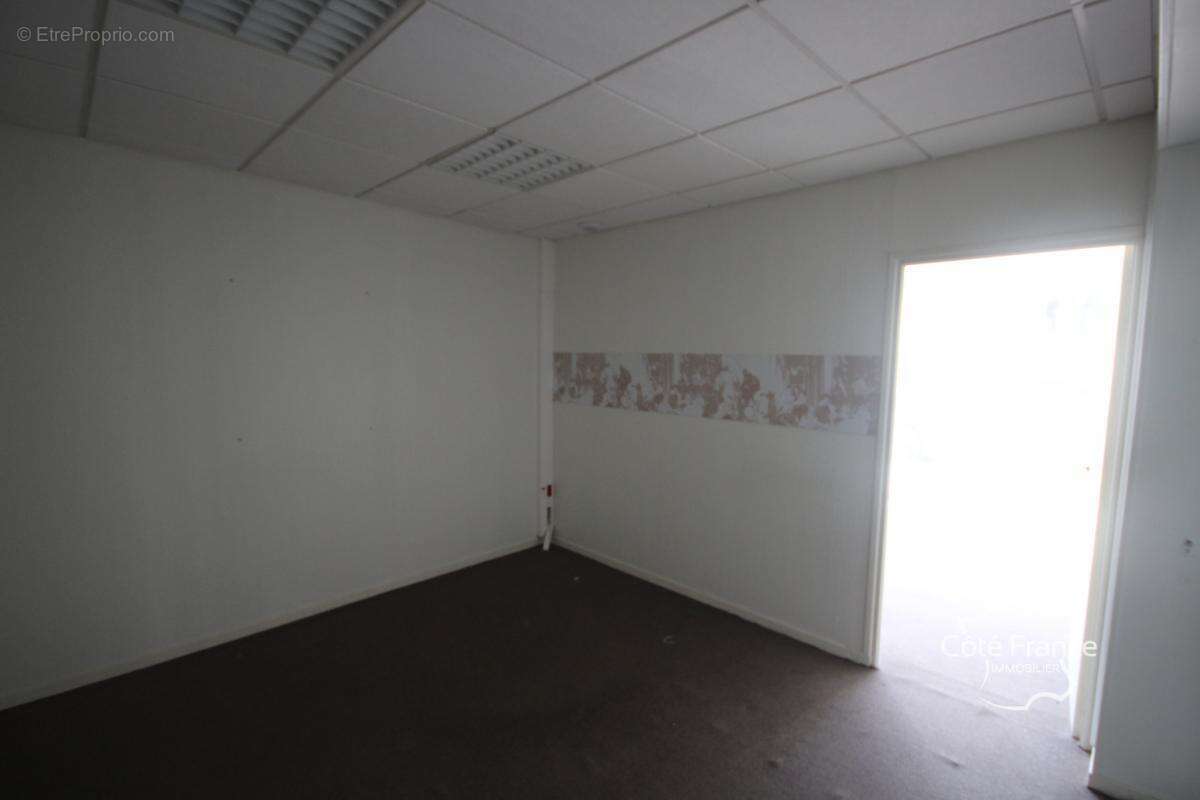 FUMAY Grand local commercial  de 218 m2 - photo 7