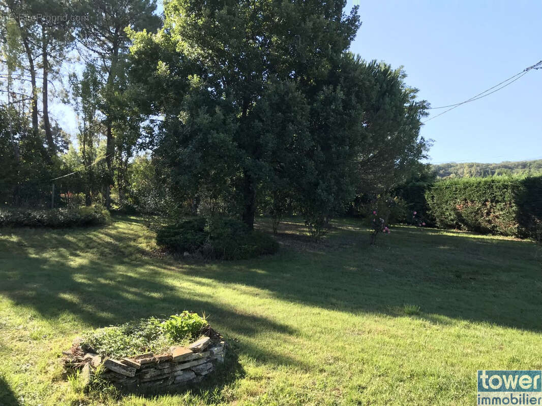 A 10 mm d'Agen centre, pavillon de plain-pied de 120m2 avec piscine, terrasse 75m2,  terrain clos de 6390m2 - photo 17