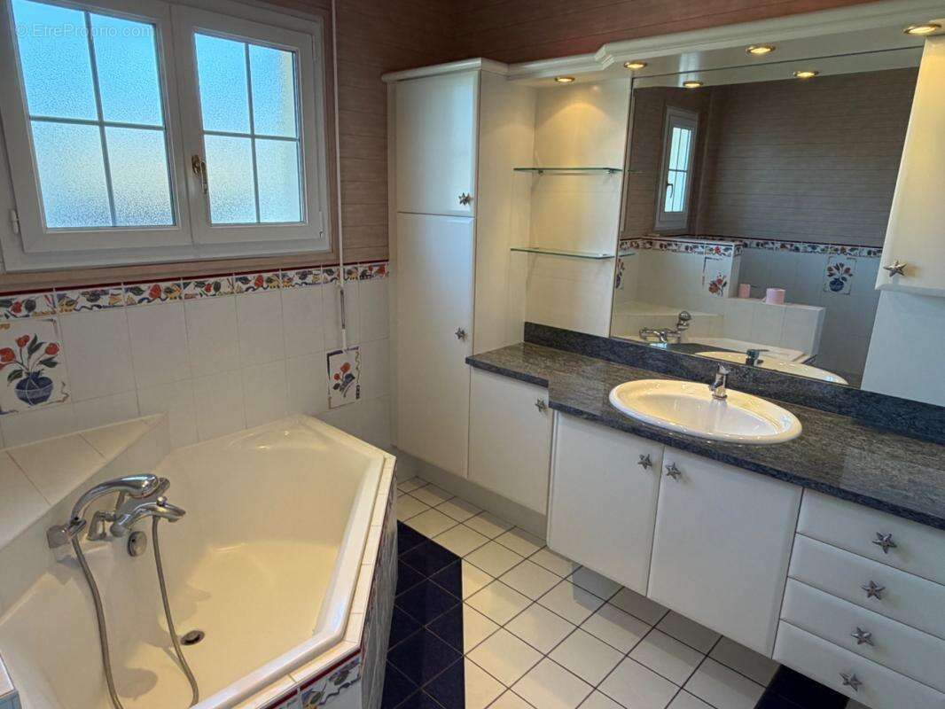 Villa avec piscine dépendances habitables et parc arboré - photo 10
