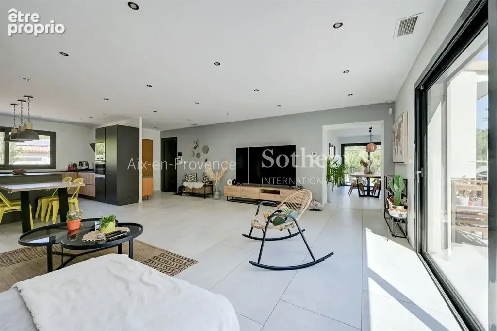 Élégante propriété familiale avec dépendance, piscine et jardin paysager - photo 13
