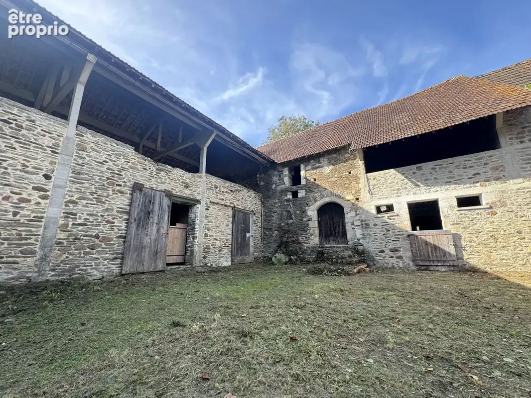 Jolie maison en pierres avec jardin et dependances a renover - photo 3