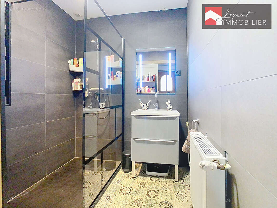 Maison à CHAVANNES-SUR-REYSSOUZE