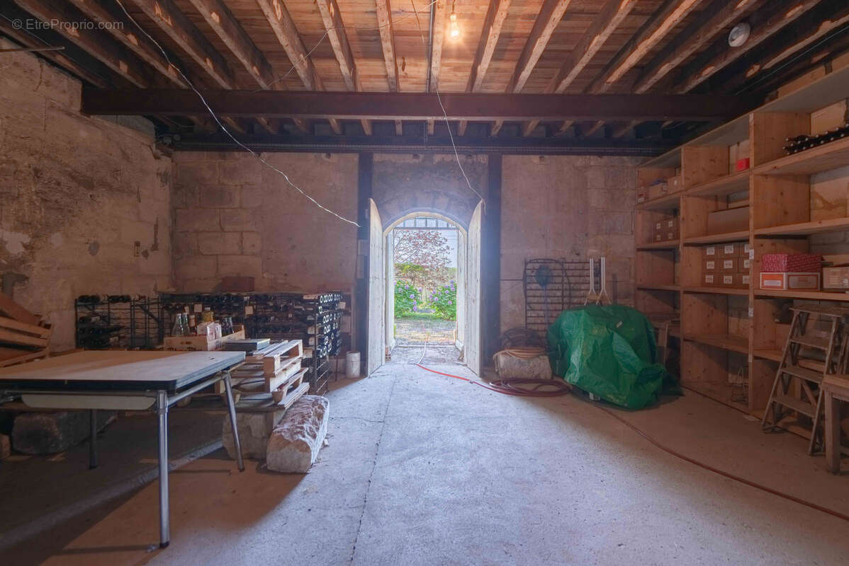 Ancien chateau viticole - potentiel 585 m2 surface habitable - 7 hectares - photo 18