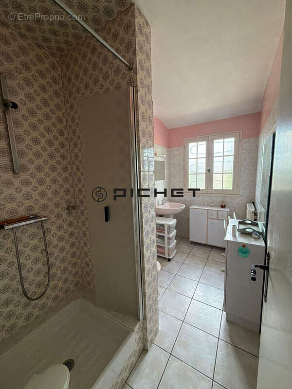 Maison familiale d'exception -160 m² -5 chambres -Proche Centre-Ville Carbon Blanc 6 pièce(s) 160 m2 - photo 12