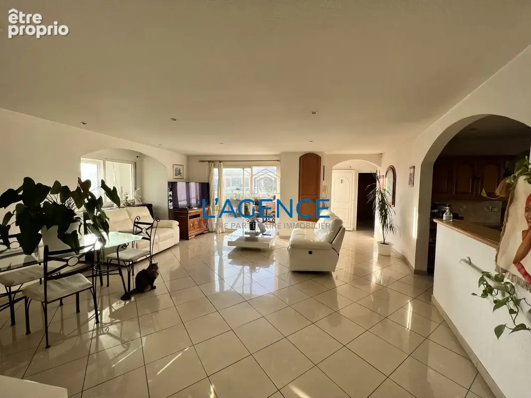 Local professionnel de 450m2 avec appartement de 150 m2 en très bon état sur 920m2 de terrain - photo 4