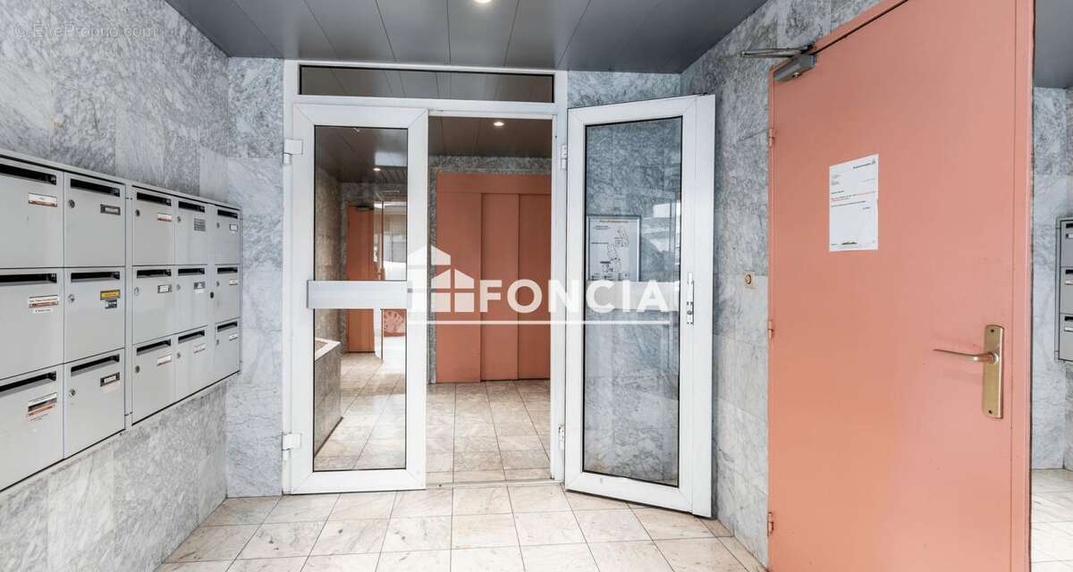 45 m² Montigny-lès-Metz – T2 à rénover avec parking intérieur - photo 2