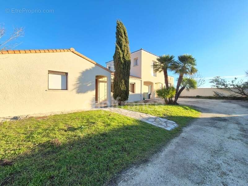 Maison à vendre 7 pièces SAINT GEORGES DE DIDONNE (17) - Grand Garage - Terrain de 945m² - photo 2