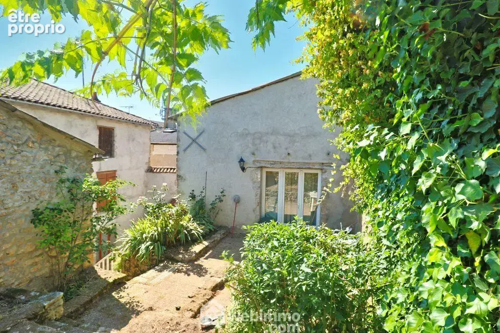 Ensemble immobilier avec 1 maison principale et 1 T2 et 1 studio loués.