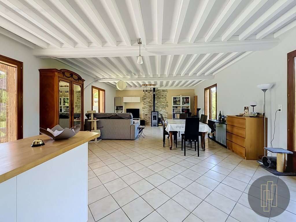 Villefranche Centre - Maison de 140 m² avec 4 chambres, grand séjour, garage dépendances et jardin 1 112 m² - photo 2
