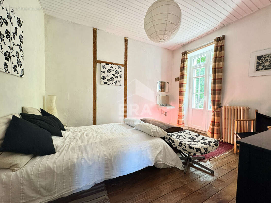 Maison à SAINT-PIERRE-DE-CHIGNAC