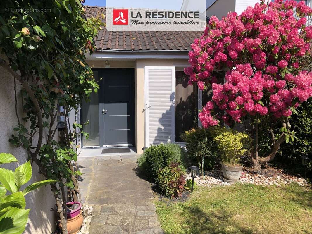 Maison à LE MESNIL-SAINT-DENIS