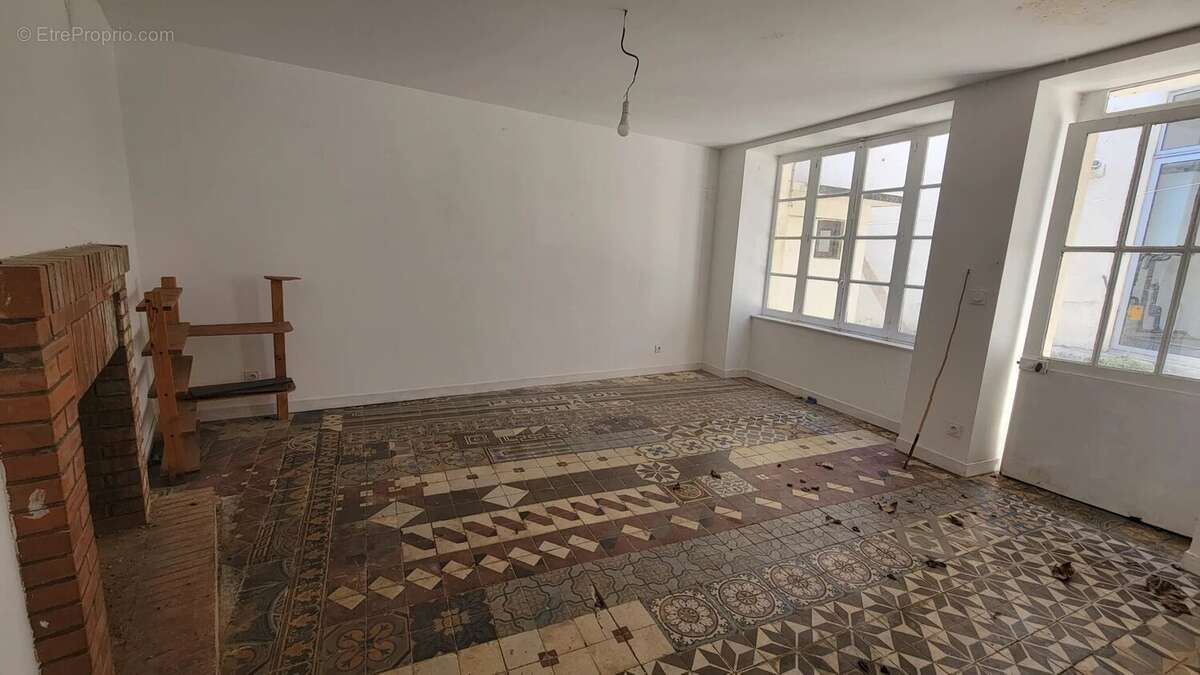 Au coeur du centre ville - grande maison de ville offrant quatre chambres, une courette, cave et dépendance - photo 16