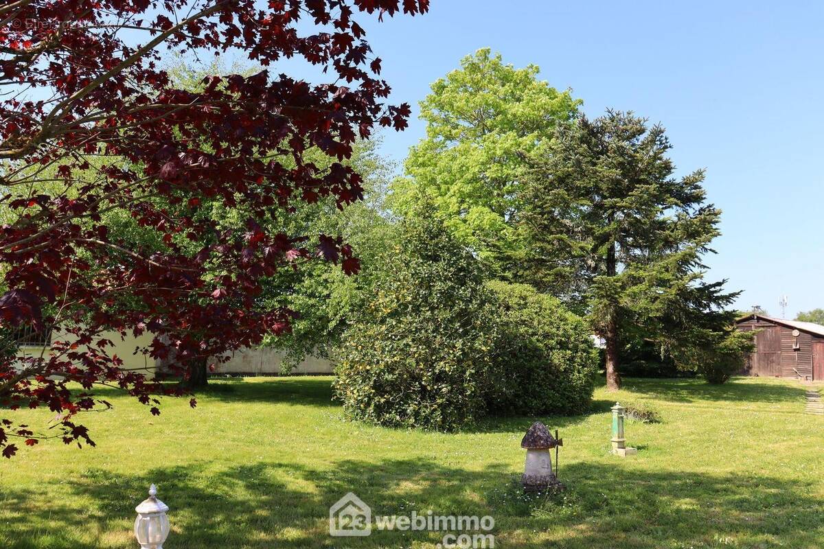 Beau terrain constructible proche du centre bourg. - Terrain à SAINT-HILAIRE-LA-FORET