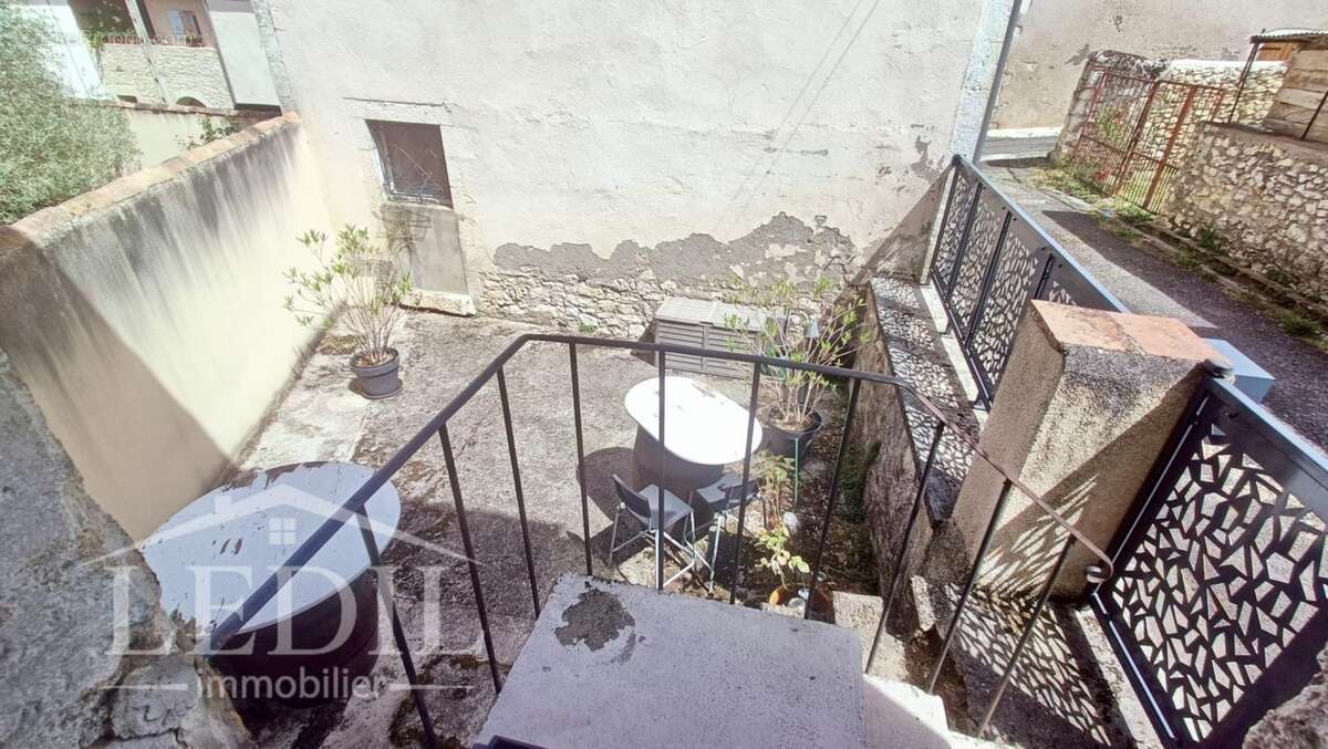 Maison rénovée avec cour en centre ville - photo 8