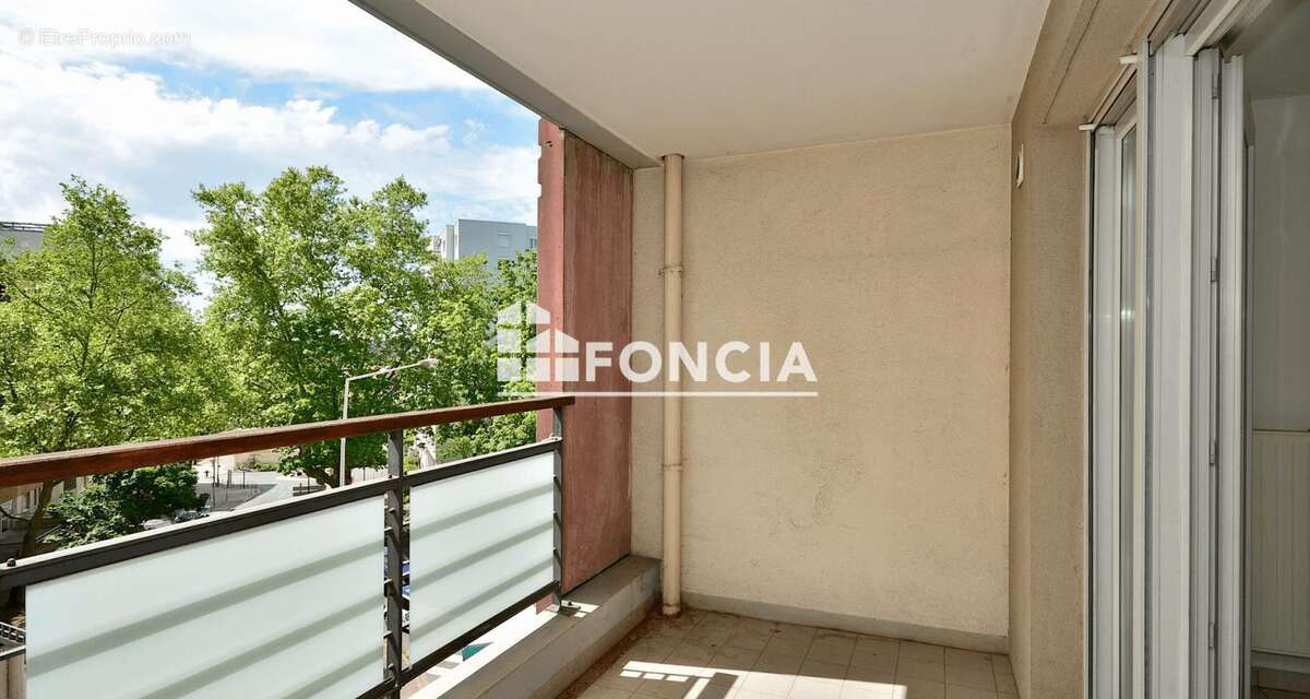 T4 - caluire renove etage eleve - balcon - garage double - photo 3