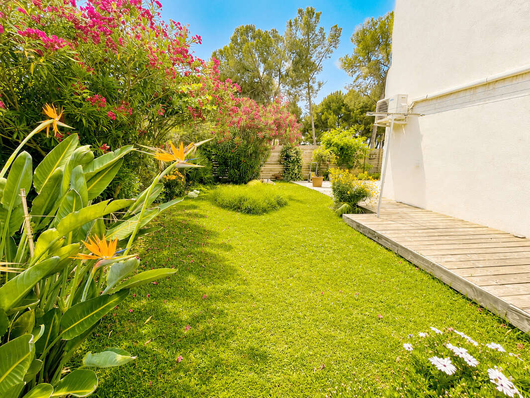 Appartement de 110 m2 en Rez de Jardin les pieds dans l'eau au Pin Rolland - photo 2