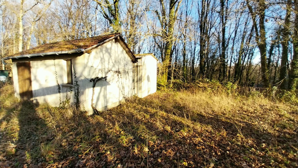Château l'évêque - Terrain constructible avec Garage et atelier 1775 m2 - photo 2