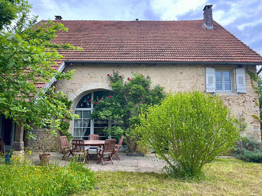 Maison 234 m2 Pleine de Charme et de cachet - photo 2