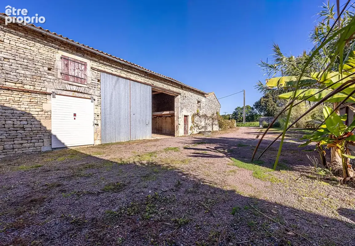Maison avec nombreuses dépendances et grand jardin - photo 11