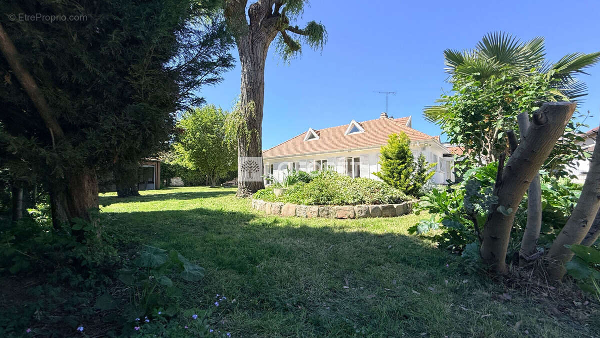 Maison à LE MESNIL-AUBRY