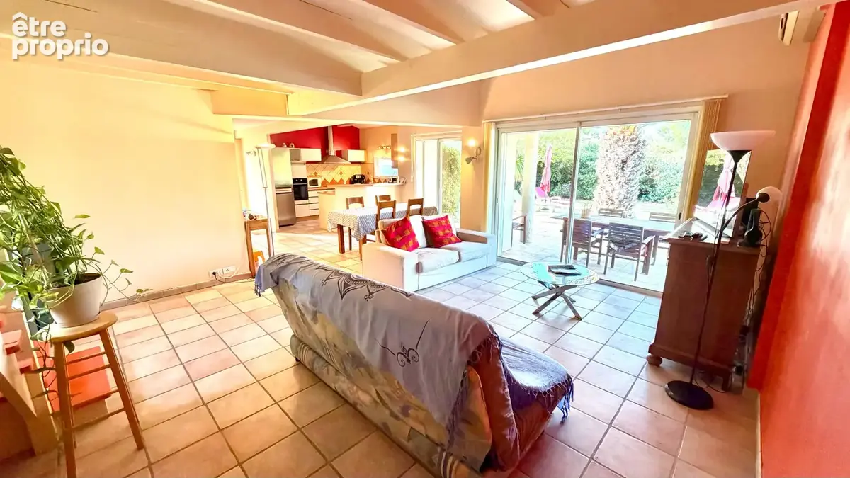 Villa avec piscine sur 800 m² de jardin clos, arboré et paysagé. - photo 2