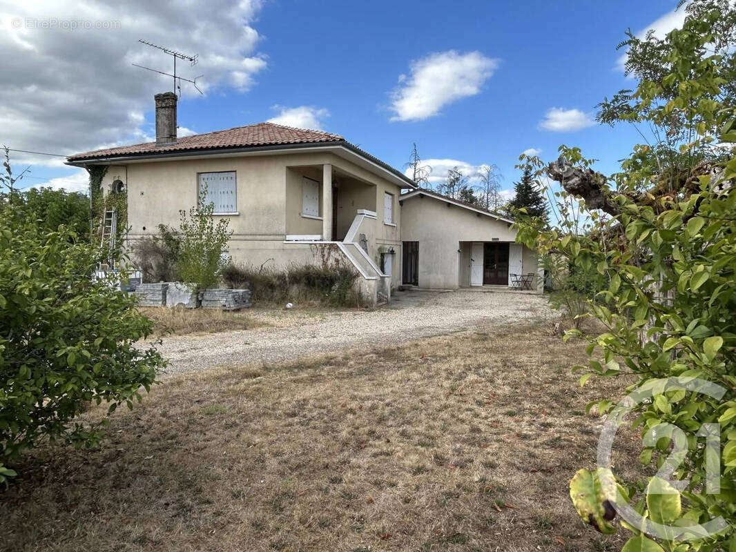 Maison 205 m² à Les Eglisottes-Et-Chalaures  - photo 1