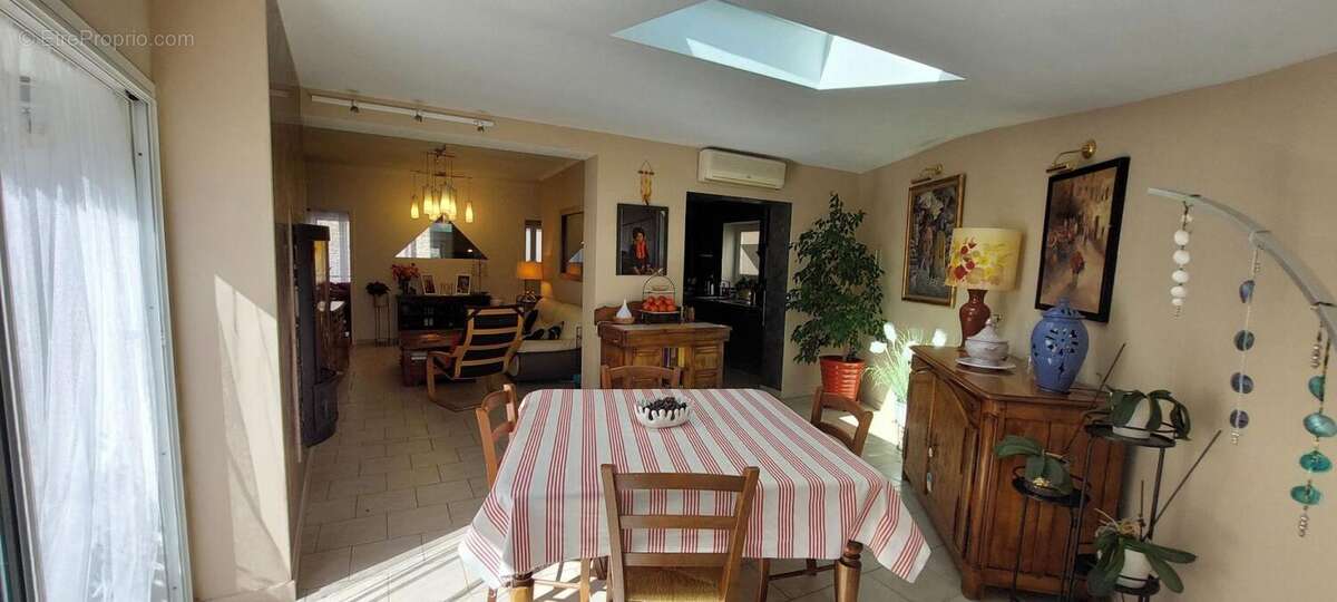 Immeuble avec 2 appartements + garage + caves - photo 8