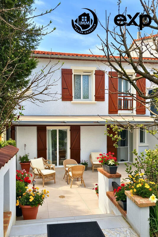 Maison 110 m² à Jons  - photo 1