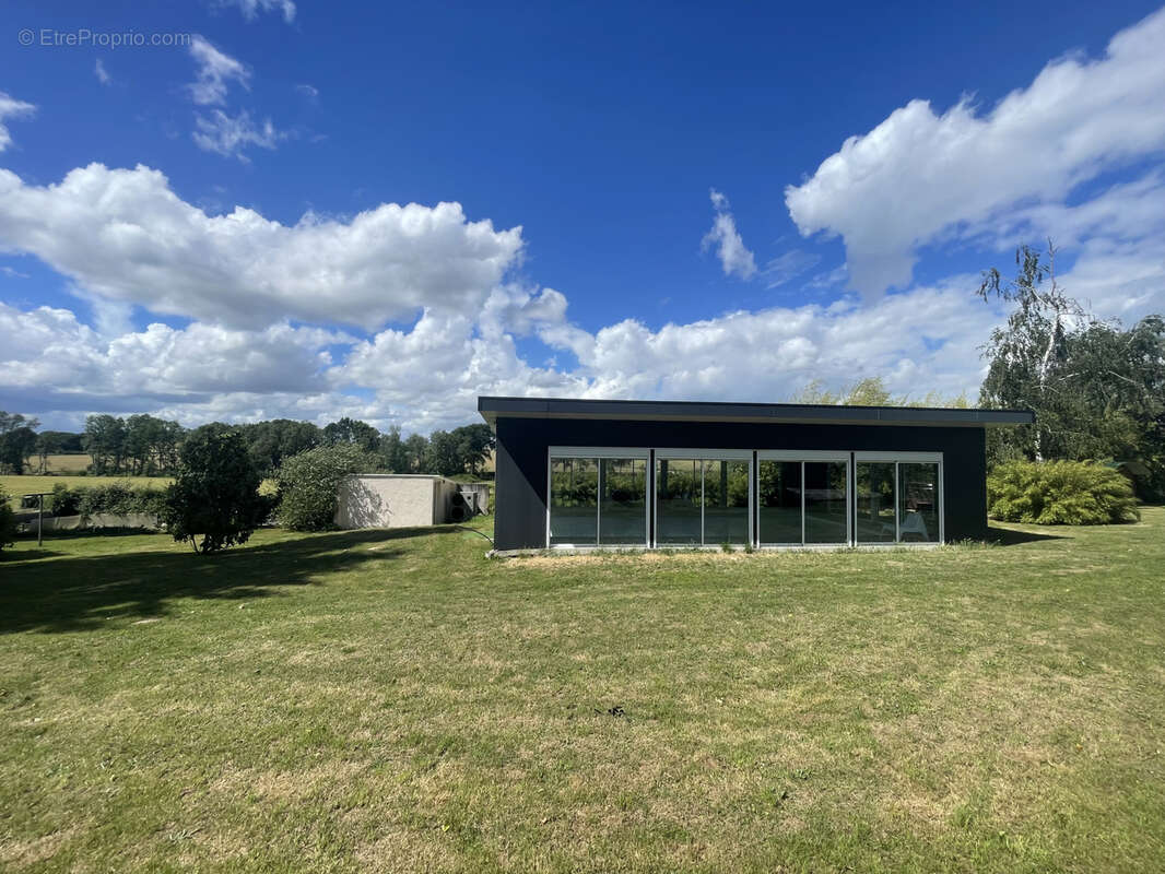 À Chemillé-Sur-Dême, maison 4 chambres, 3500 m2 terrain + dépendances - photo 2