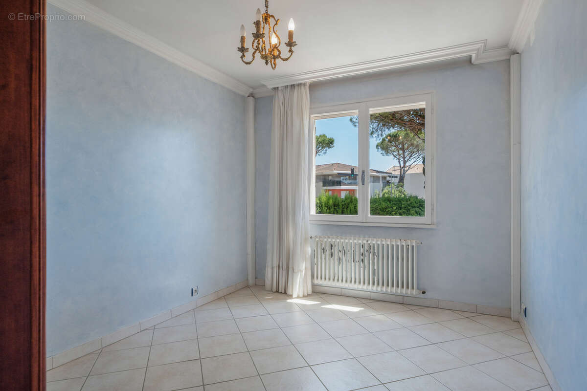 Rare à Mandelieu : maison 124 m2 avec studio, ascenseur et garage de 58 m2 - photo 6