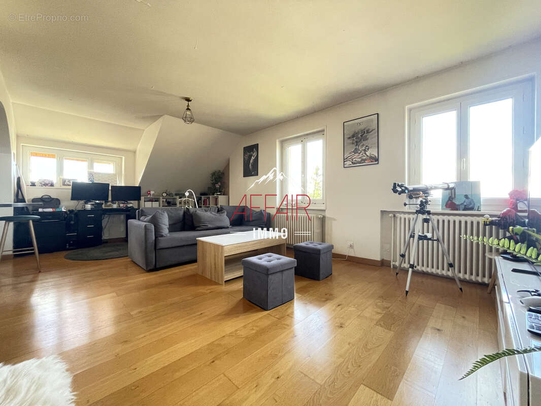 Appartement à COLLONGES-SOUS-SALEVE
