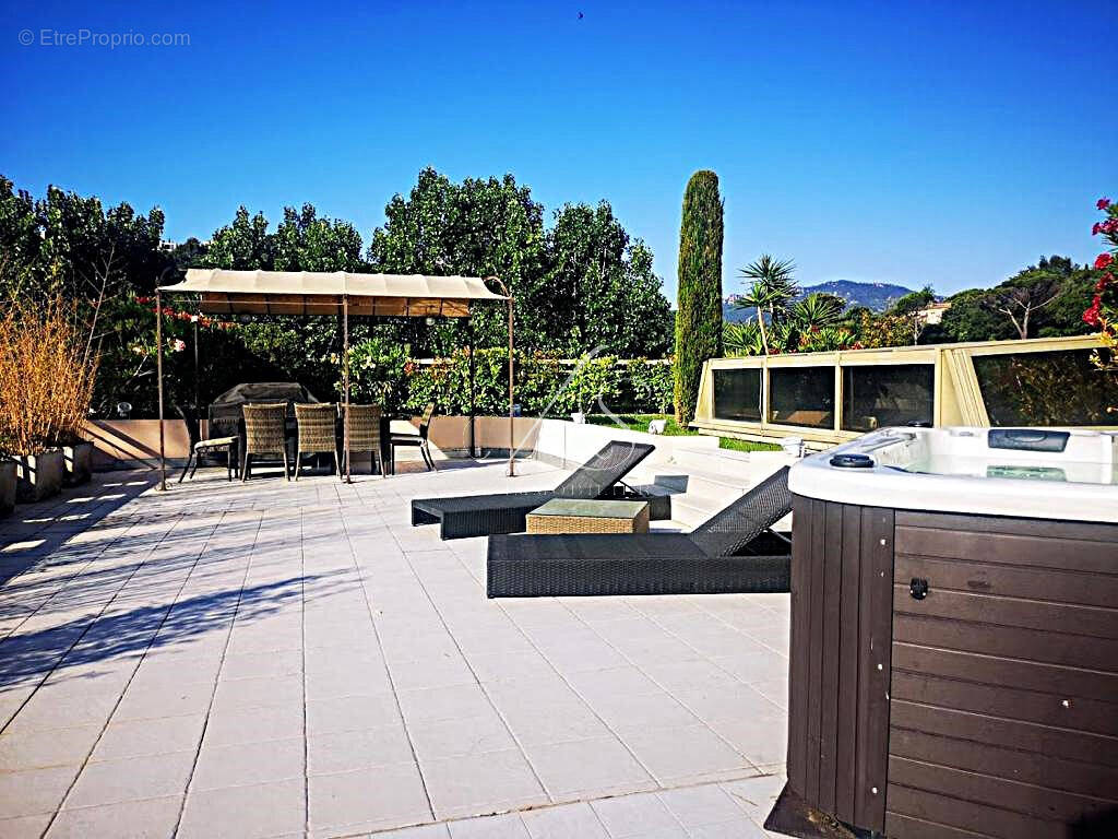 Appartement à MANDELIEU-LA-NAPOULE
