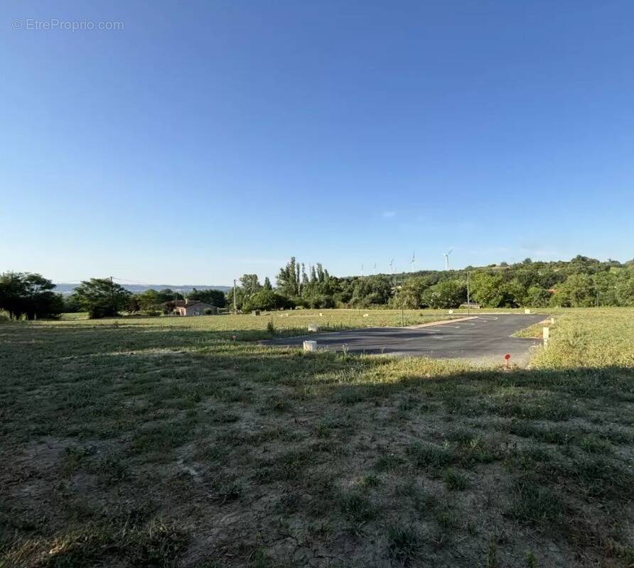 Terrain à LES CASSES