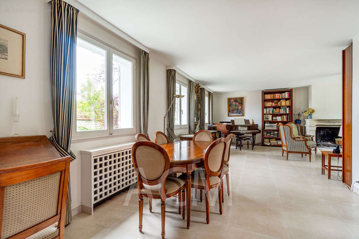 Maison à LE MESNIL-LE-ROI