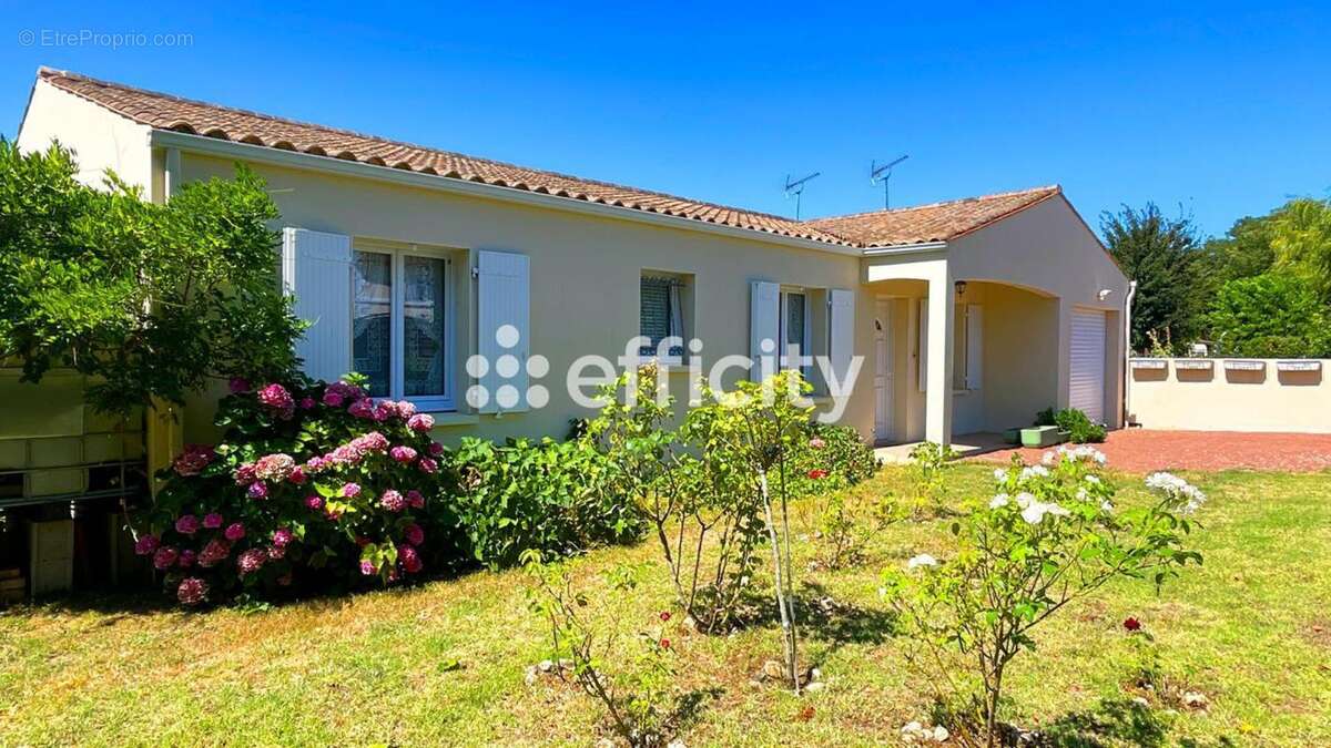 Maison à SAINT-LAURENT-DE-LA-PREE