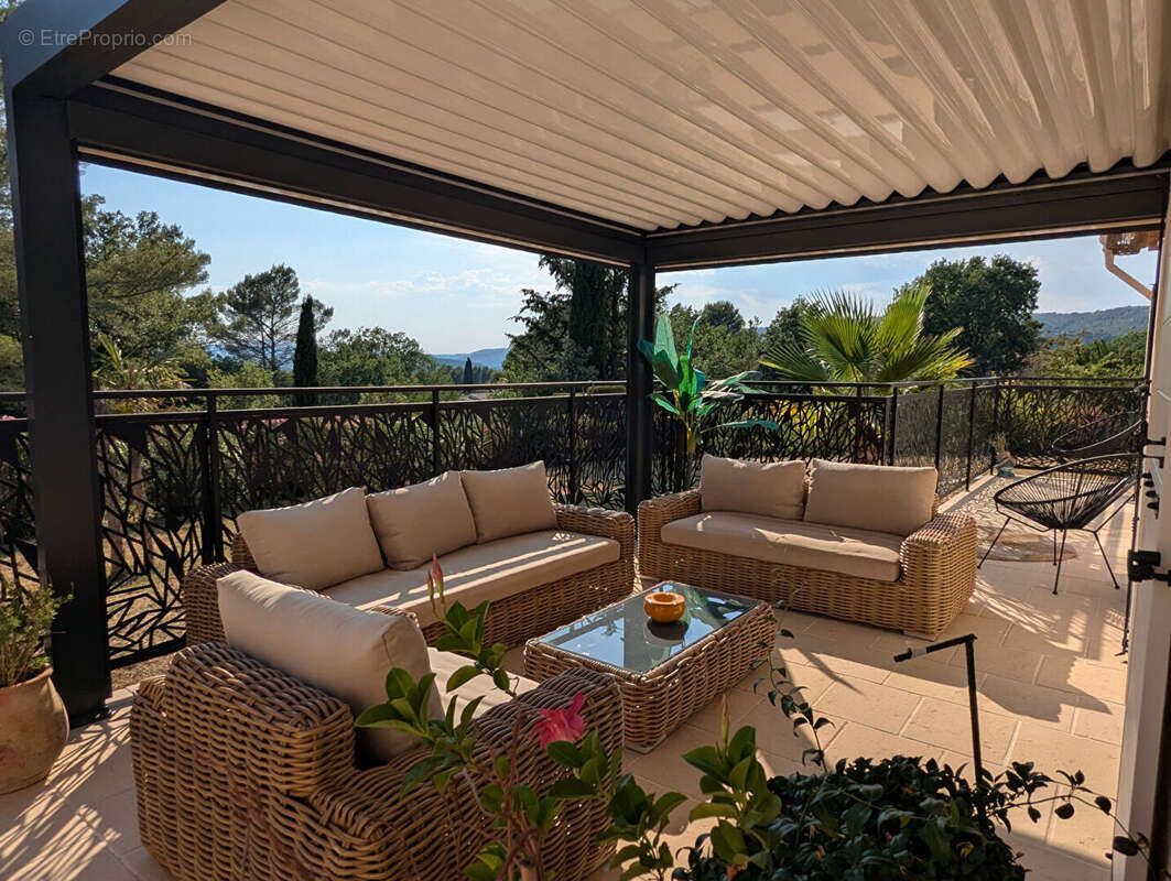 VILLECROZE, maison de plain-pied 130 m², 3 chambres, piscine, garage, terrain de 3 300 m² - photo 5