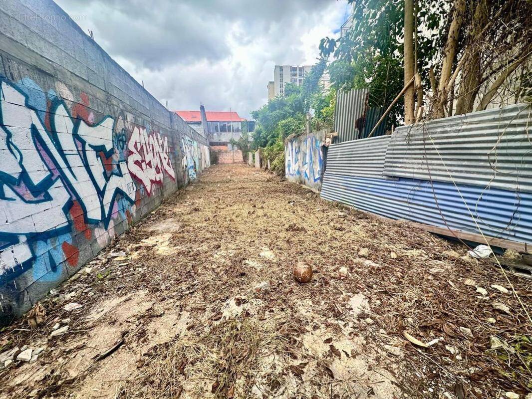 Terrain à POINTE-A-PITRE