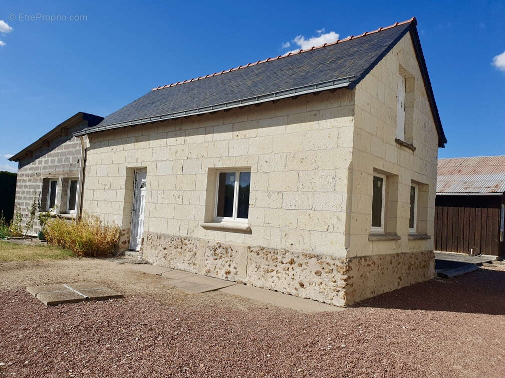Ensemble immobilier en tuffeau avec dépendances sur un terrain de 3401m2. Idéale projet familiale, gîtes, acti - photo 3
