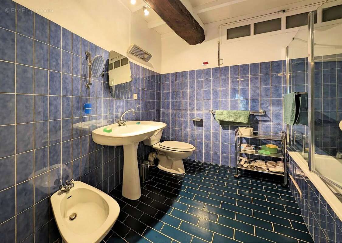 Maison de caractère avec 4 chambres sur 'environ 7318 m². - photo 26