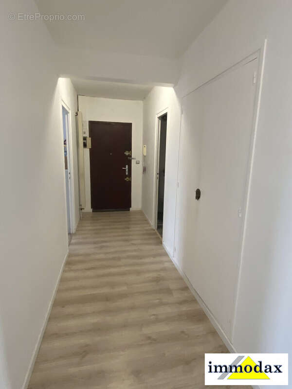 Entrée vue placard - Appartement à DAX