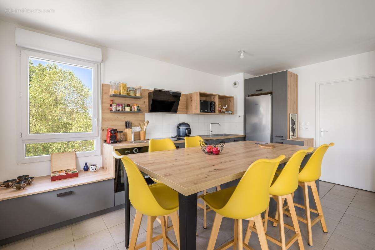 Entre Valmy et Gorge de Loup - Lumineux T3, triple exposition et grand balcon - Vue dégagée 4ème étage - photo 6