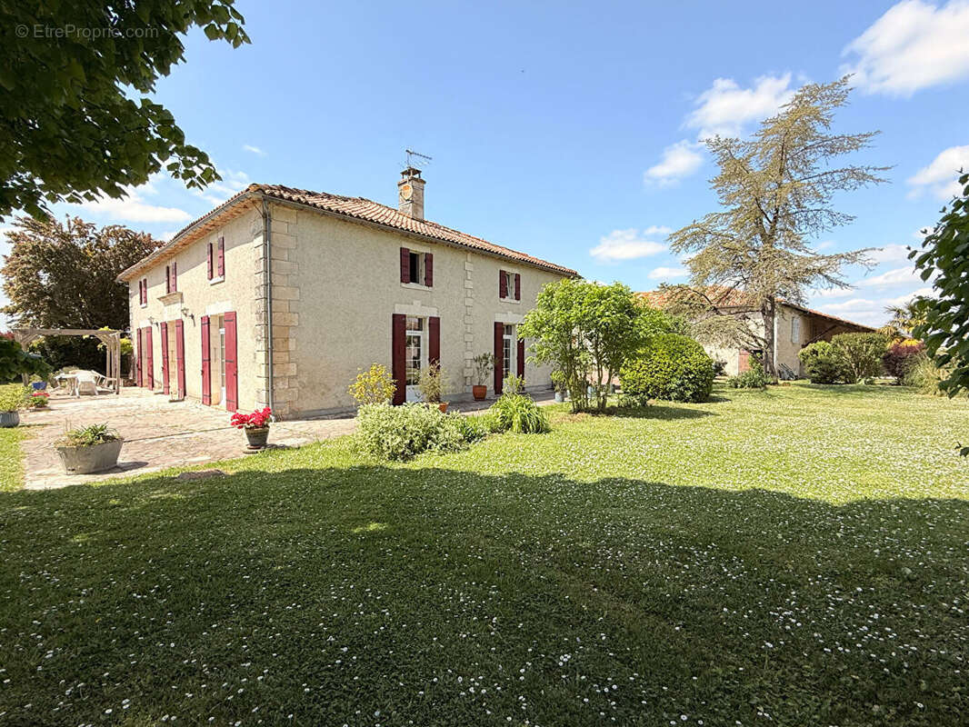 Maison à BARBEZIEUX-SAINT-HILAIRE