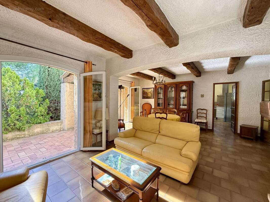 Maison à CEYRESTE