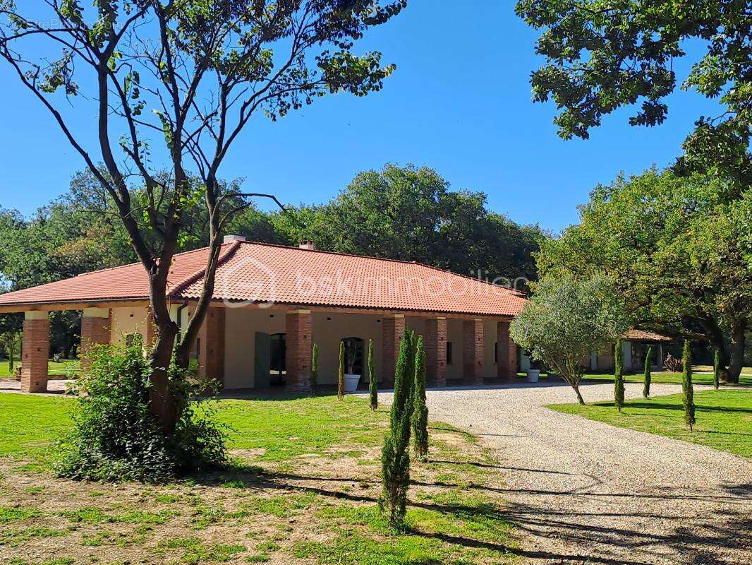 Propriete avec parc, dependance et piscine - photo 3