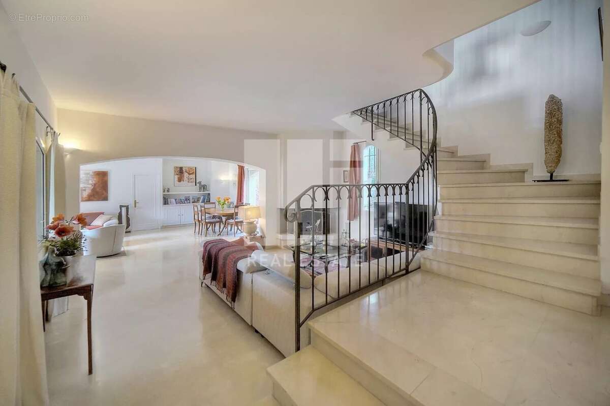 Maison à CHATEAUNEUF-GRASSE