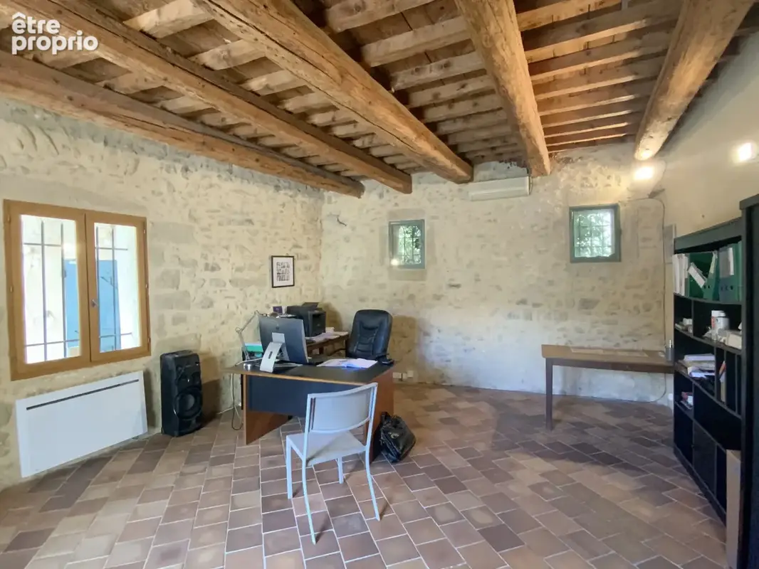 Mas de village du XIXo siècle avec cour , piscine dans un village avec commerces. - photo 18