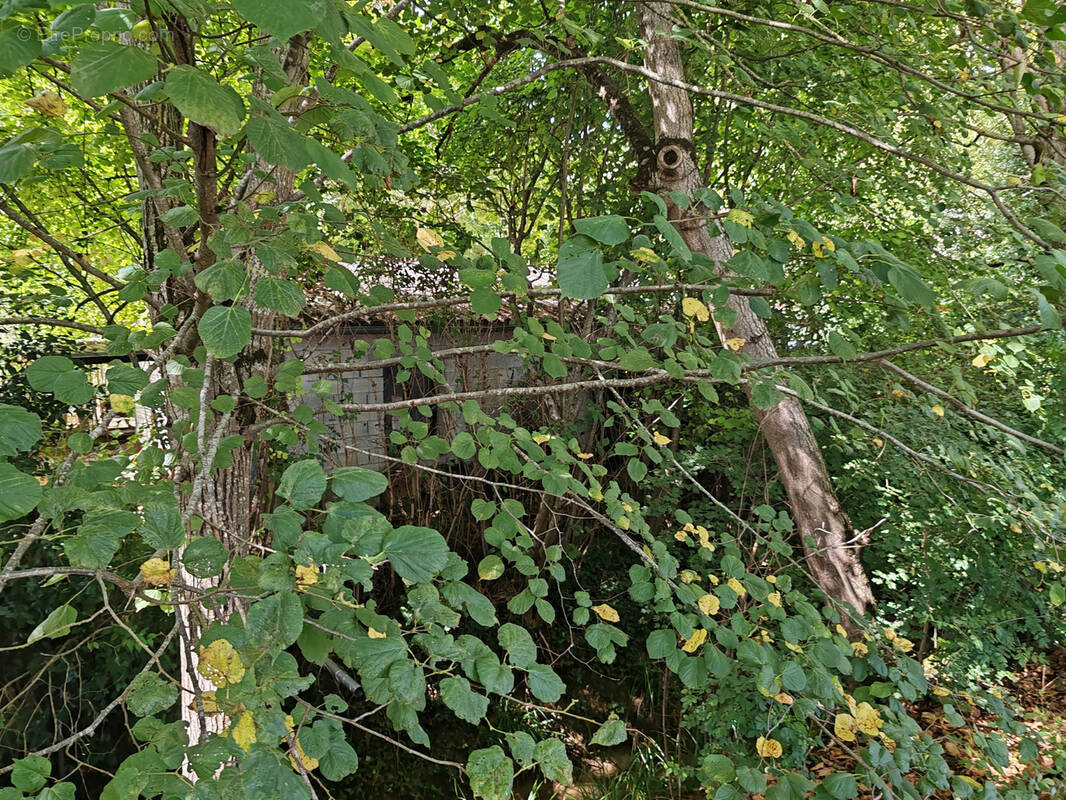 Parking à AURIAC-SUR-VENDINELLE