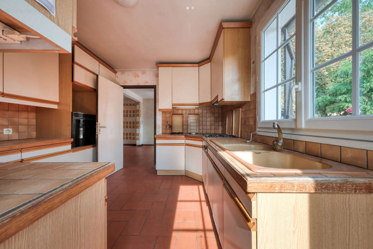 Maison familiale 10 pieces - 6 chambres - sous sol total - terrain de 1800m2 - photo 10