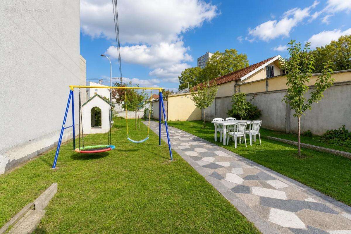 BONDY - Maison familiale 5 pièces avec jardin avec dépendance - photo 10